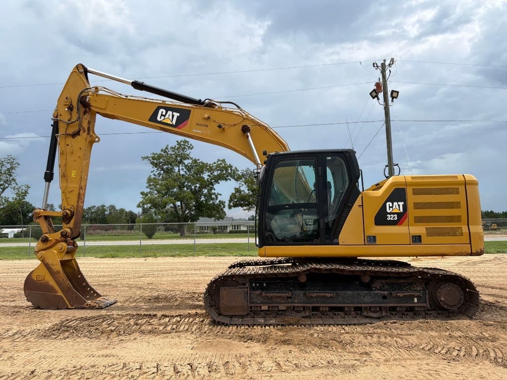 2019 CATERPILLAR 323 — photo 1