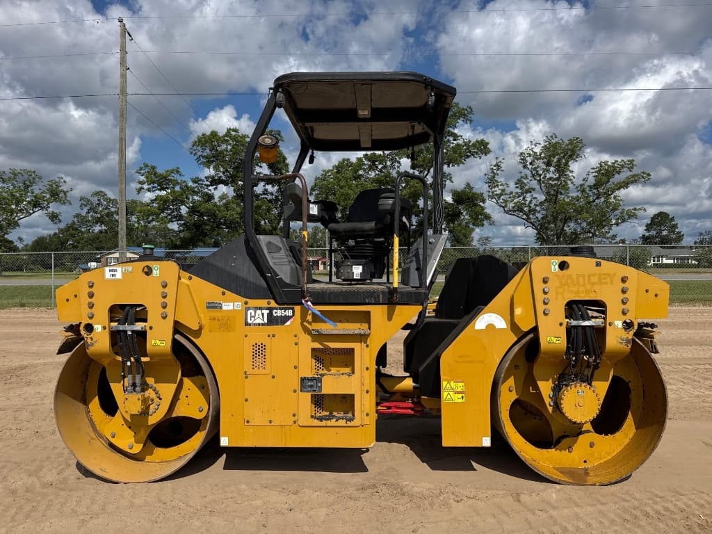 2015 CATERPILLAR CB54B — photo 1