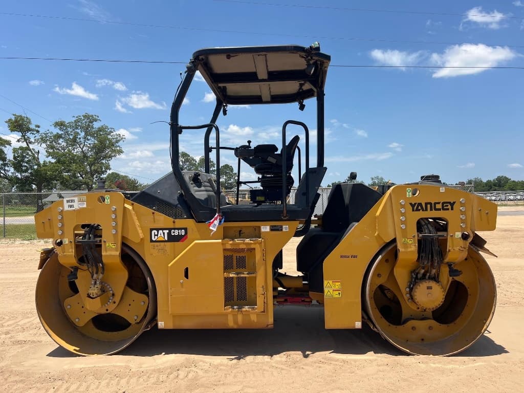 2020 CATERPILLAR CB10 — photo 1