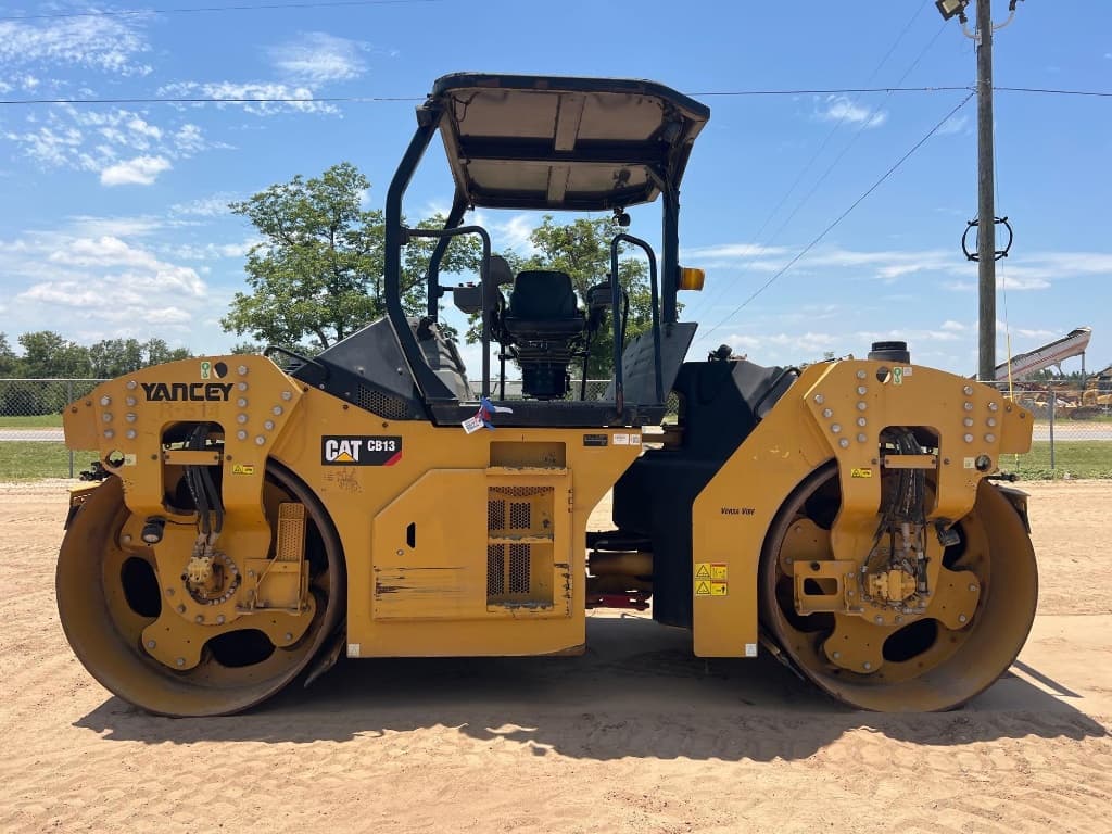 2019 CATERPILLAR CB13 — photo 1