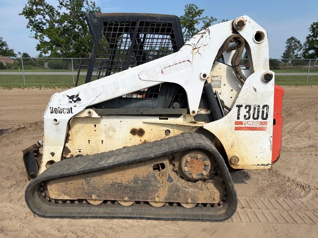 2002 BOBCAT T300 — photo 1