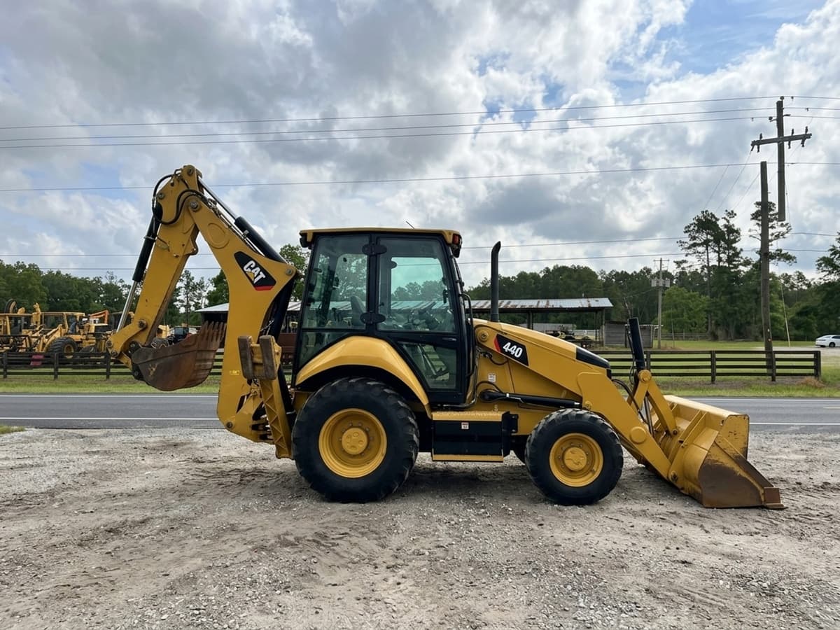 2019 CATERPILLAR 440 — photo 1