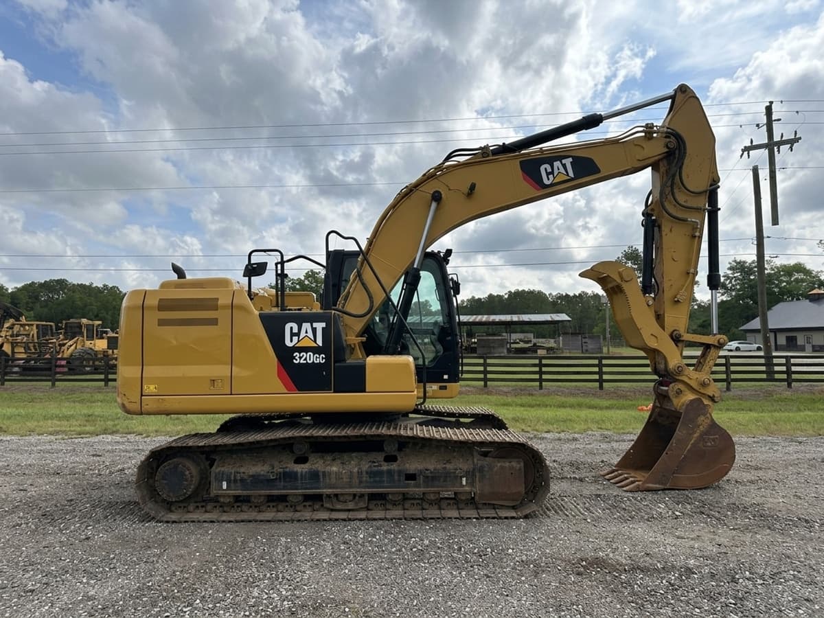 2020 CATERPILLAR 320GC — photo 1
