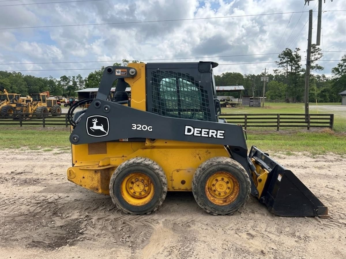 2022 DEERE 320G — photo 1