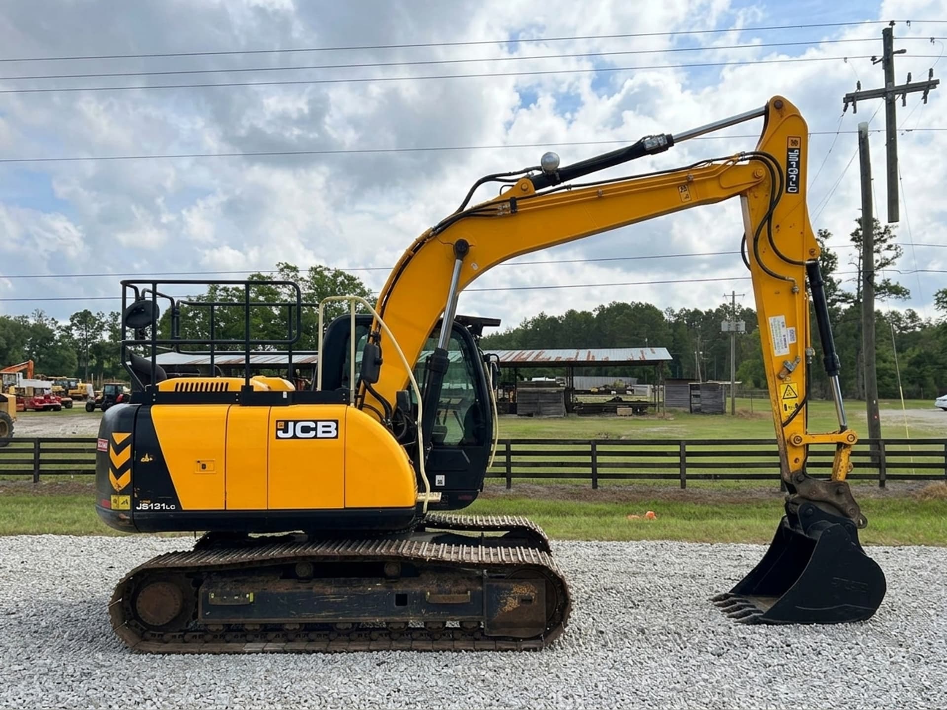 2018 JCB JS131LC — photo 1